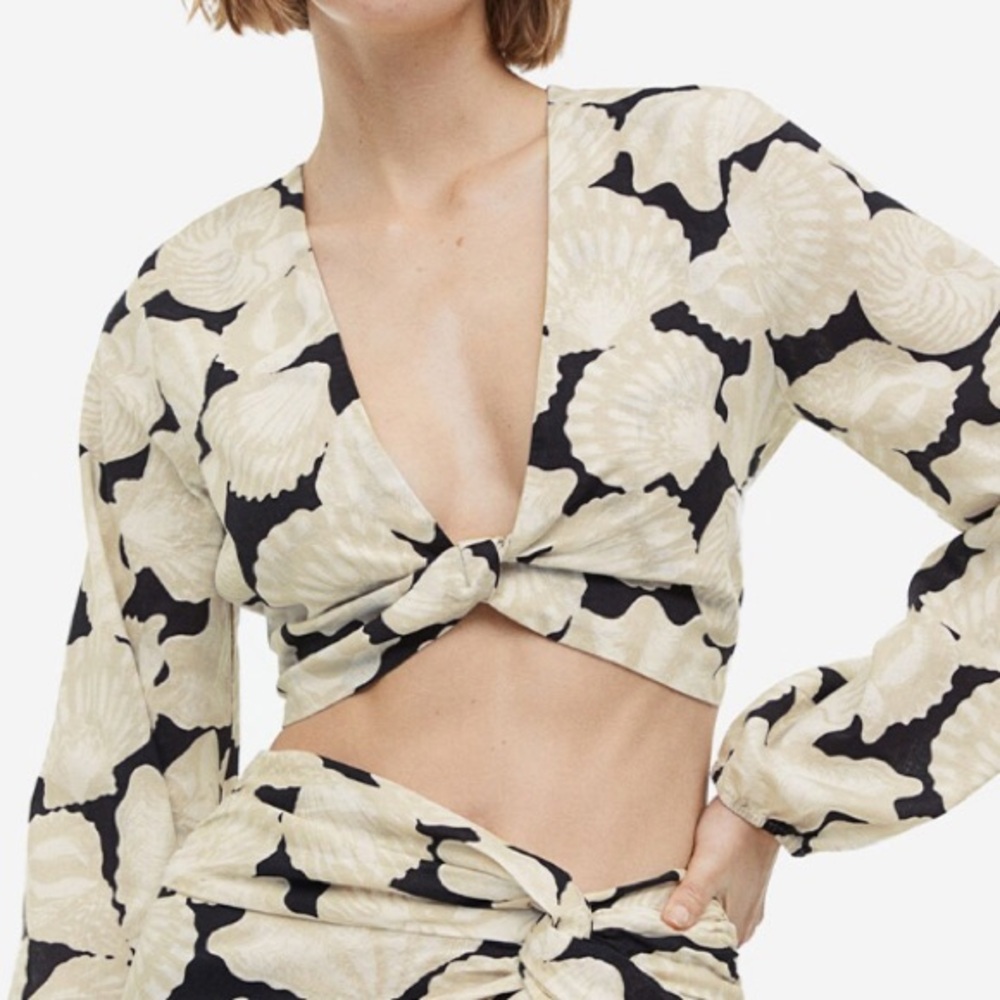 H&M cropped linen blend blouse with shells. Large